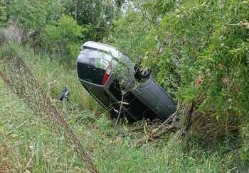 Abandona su coche tras volcar en la avenida de Salamanca